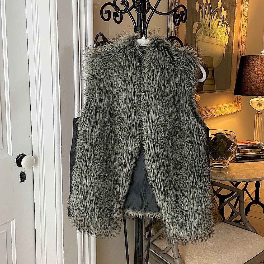 The Limited Vest Womens Medium Large Gray Faux Fur Casual Outdoors Ladies